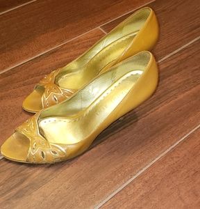 Gianni Bini Women's Pump Mustard Yellow and Gold